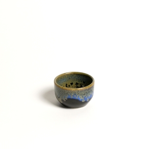 Coupe à saké noire bord bleu
