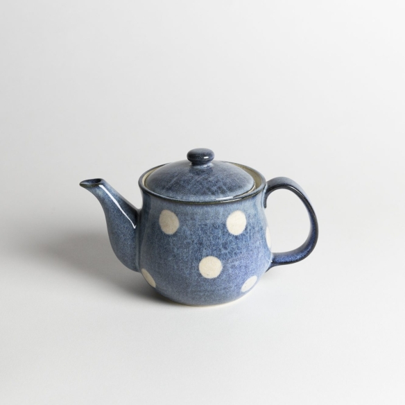 Théière bleue pois blancs