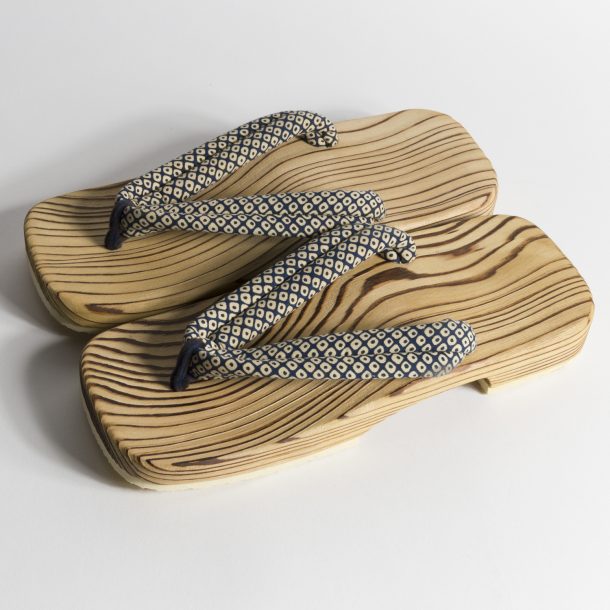 image produit Geta bois brulé H Indigo Shibo