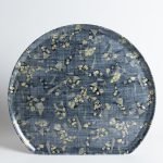 JAY0018OR_MG_8161©SJB Plateau demi-lune Origami gris bleu fleurs